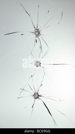 Il y a un verre de voiture cassée avec le trou dans le pare-brise photo center Banque D'Images