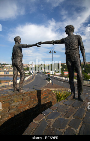 Les mains de l'autre côté de la diviser par Maurice sculpture harron dans Derry City county Londonderry en Irlande du Nord uk Banque D'Images