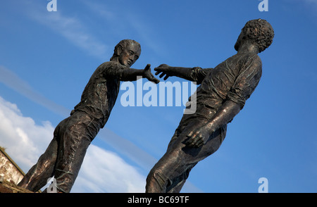 Les mains de l'autre côté de la diviser par Maurice sculpture harron dans Derry City county Londonderry en Irlande du Nord uk Banque D'Images