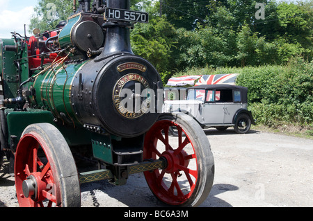 Moteur de traction et à une voiture classique des années 40, reconstitution d'un événement dans le Hampshire, Angleterre Banque D'Images