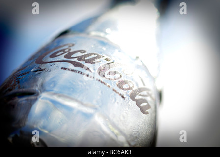 Gros plan d'une bouteille de Coca-Cola Banque D'Images