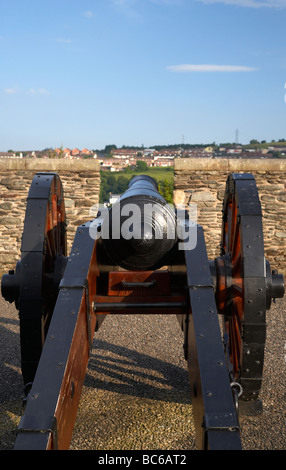 Cannon sur bastion vers l'extérieur de l'église au 17e siècle fortifiée presque complète Banque D'Images