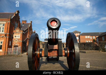 Le fameux canon de Roaring Meg sur le mall et double paroi section bastion du xviie siècle fortifiée Banque D'Images