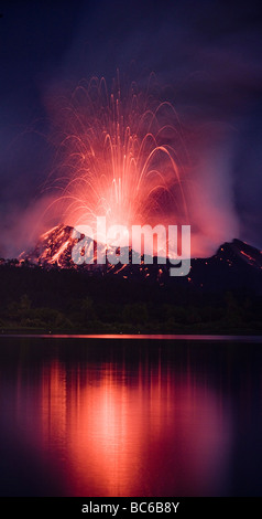 Éruption volcanique de nuit Banque D'Images