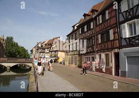 Colmar Alsace France UE bâtiments historiques le long quai Poissonnerie dans la petite Venise salon de cette ville capitale de la région viticole Banque D'Images