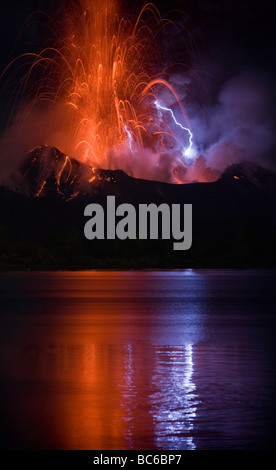 Éruption volcanique de nuit Banque D'Images