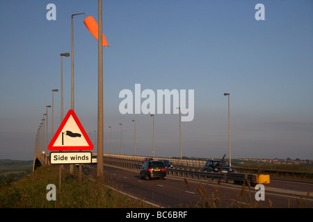 Manche à air et des panneaux d'avertissement de vents forts sur le pont sur la rivière Foyle foyle derry city county londonderry Banque D'Images
