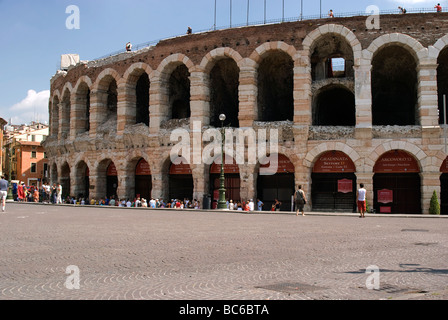 L'arène de Vérone est une arène d'amphithéâtre romain sur la Piazza Bra, dans la ville de Vérone, une ville dans la région de Vénétie, dans le nord de l'Italie Banque D'Images