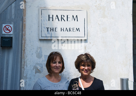 La Turquie , Istanbul , le Palais de Topkapi , deux touristes dame pose en entrée du Harem Banque D'Images