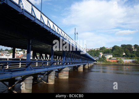 Double pont Craigavon Bridge road et du pied de l'autre côté de la rivière Foyle à derry city county Londonderry en Irlande du Nord uk Banque D'Images