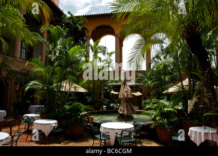 Une exquise salle à manger bordée de palmiers dans l'atrium du jardin à Coral Gables Biltmore Hotel Banque D'Images