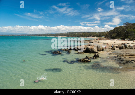 Bridport estran à des rochers au Mermaid s piscine plage en été Banque D'Images