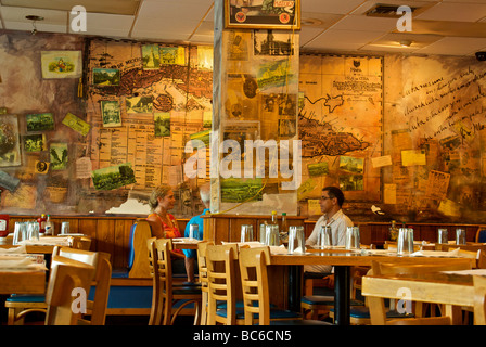 Cafe Latino restaurant salle à manger mur décoré avec carte de Cuba dans la région de Little Havana Miami Banque D'Images