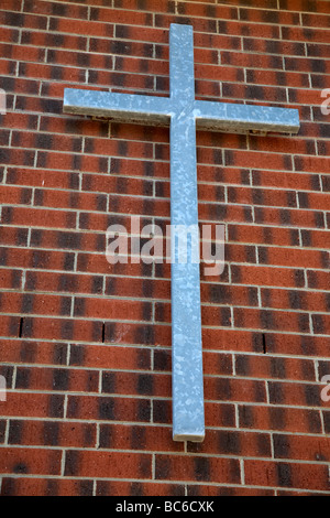 Grande croix accroché sur un mur de briques de l'Église en Australie Adelaide Banque D'Images