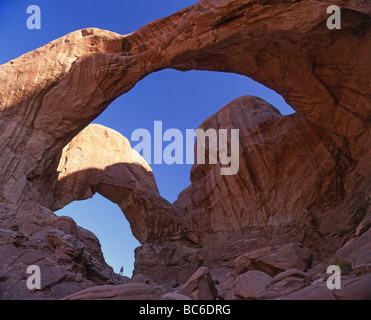 Petite figure d'une personne en vertu de l'article 2 immenses arches naturelles. Banque D'Images