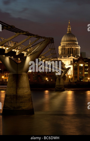 Une vue de la Cathédrale St Paul, à Londres et le Millennium Bridge à partir de la rive Sud la nuit. Banque D'Images