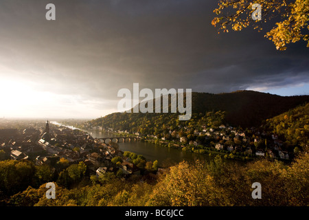 Allemagne, Bade-Wurtemberg, vue sur la ville avec la rivière Necker et orageux Banque D'Images