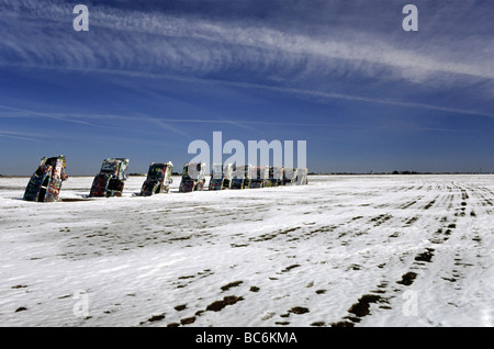 Le Cadillac Ranch installation dans l'hiver à la route 66 près de Amarillo Texas USA Banque D'Images