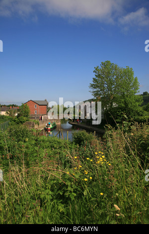 Vue sur le bassin du canal à Brecon sur le Canal de Monmouthshire et Brecon, un petit réseau de canaux dans le sud du Pays de Galles Banque D'Images