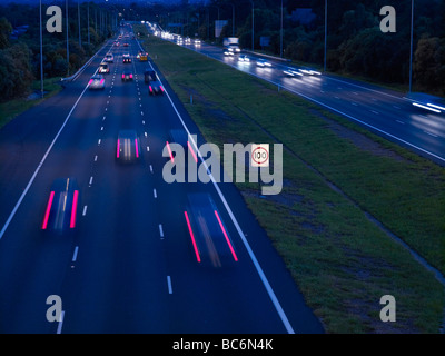 Le trafic de nuit M1 freeway Brisbane Australie Banque D'Images