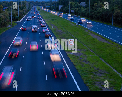 Le trafic de nuit M1 freeway Brisbane Australie Banque D'Images