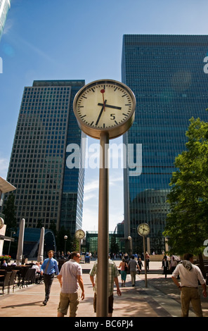 Horloges à Canada Square à Canary Wharf, Londres Dockland England UK Banque D'Images