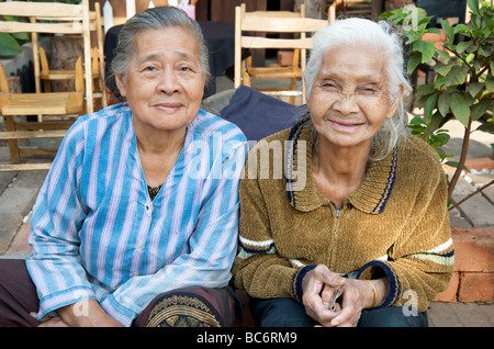 Deux personnes âgées femmes Lao sourire pour la caméra dans le marché de Luang Prabang, Laos Banque D'Images