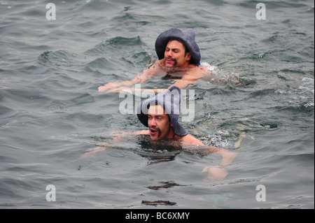 Deux concurrents prenant part à la coupe de Noël, une piscine d'hiver de course qui s'est tenue à Genève en l'feezing eaux du Lac Léman Banque D'Images