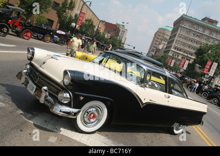 1955 Ford Fairlane auto Car Show à Hamilton dans l'Ohio Note papier dans la fenêtre avant Banque D'Images