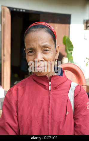 Une vieille dame Lao sur son chemin vers les marchés à Luang Prabang au Laos Banque D'Images