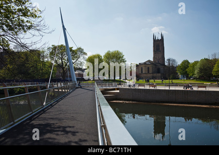 Vert cathédrale passerelle sur la rivière Derwent, Derby, England Banque D'Images
