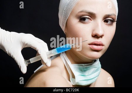 Femme qui reçoit l'injection bot-ox Banque D'Images