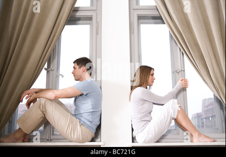 Couple sitting apart en télévision Banque D'Images