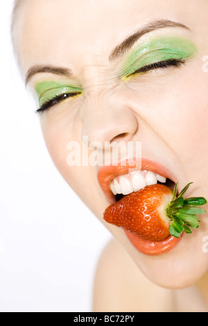 Jeune femme avec fraise Banque D'Images