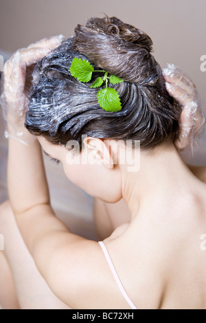 Femme avec le baume de citron masque cheveux Banque D'Images