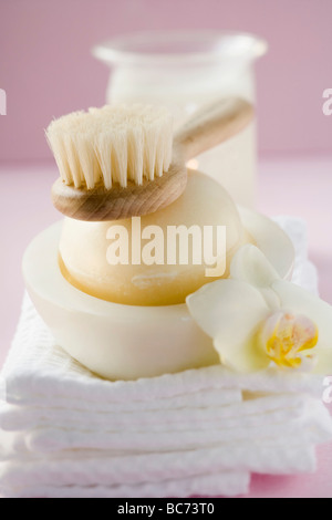 Savon parfumé au porte-savon, serviettes, brosse et windlight - Banque D'Images