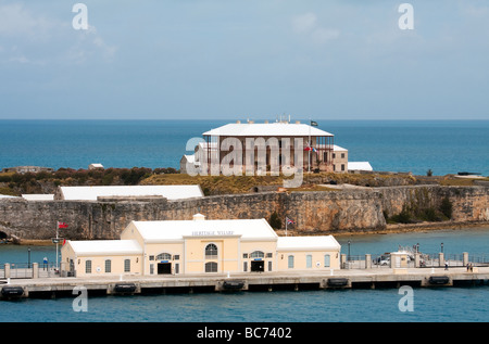 Le quai du patrimoine avec les commissaires dock House Musée Maritime de l'arrière-plan en Kings Wharf, Bermudes Banque D'Images