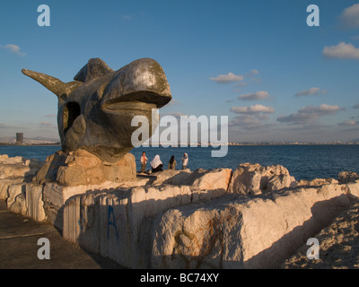 Jonas et la baleine sculpture au port de la vieille ville d'Akko ou Acre, au nord d'Israël Banque D'Images