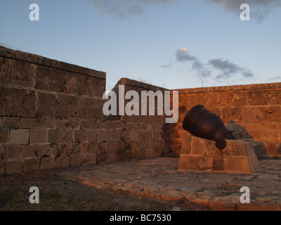 Un vieux canon de Napoléon dans les murs de la mer ottomane dans la vieille ville d'Acre, Akko ou le nord d'Israël Banque D'Images