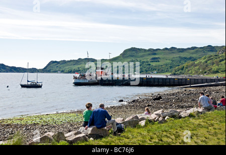 Le village de Inverie pier à Inverie Bay Loch Nevis sur Knoydart l'ouest des Highlands d'Écosse avec Waverley vapeur à aubes Banque D'Images