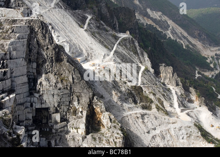 Le côté d'une montagne de marbre de Carrara montrant anciennes pistes pour l'exploitation de carrières de marbre Banque D'Images