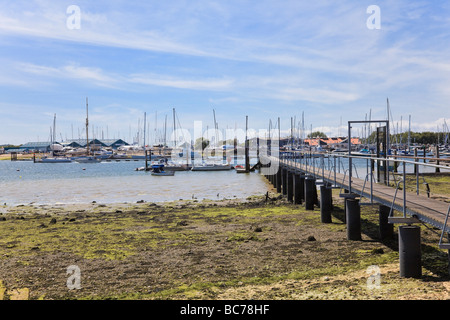 Une vue de Warsash Sailing Club s pier de l'autre côté de la rivière Hamble et yachts amarrés à Hamble sur la Banque loin Banque D'Images