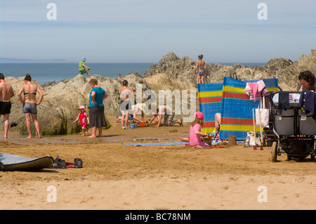 Les vacanciers sur la plage et les rochers à Woolacombe Bay North Devon, Angleterre Royaume-Uni station Banque D'Images