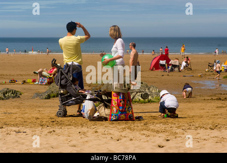 Une famille sur la plage de Woolacombe Bay North Devon, Angleterre Royaume-Uni Banque D'Images