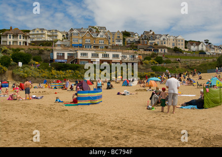 Les vacanciers sur la plage de Woolacombe Bay North Devon avec la vue ville Banque D'Images