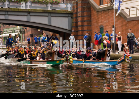 'Dragon' racing bateau sur le canal de Birmingham uk Banque D'Images