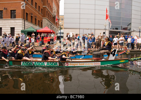 'Dragon' racing bateau sur le canal de Birmingham uk Banque D'Images