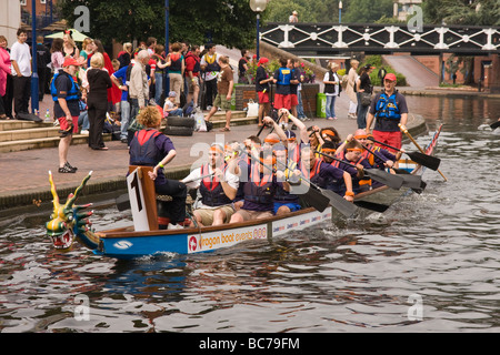 'Dragon' racing bateau sur le canal de Birmingham uk Banque D'Images