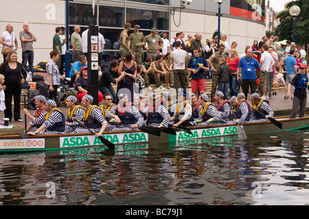 'Dragon' racing bateau sur le canal de Birmingham uk Banque D'Images