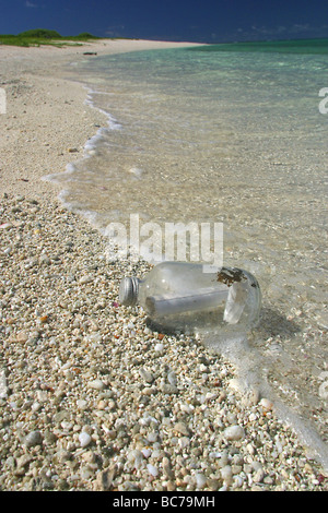 Remarque en bouteille. Trouvé 17 septembre 2002 sur l'île Laysan. (À l'origine mis en mer au Japon en 1987) Banque D'Images